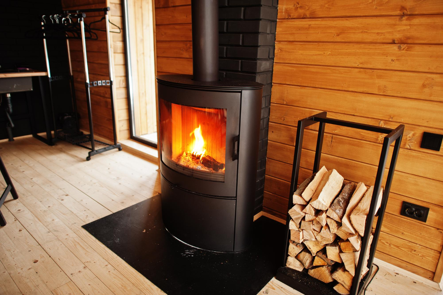 Poêle à bois moderne Cheminées des Pyrénées créant une ambiance chaleureuse à Séméac dans un intérieur en bois,