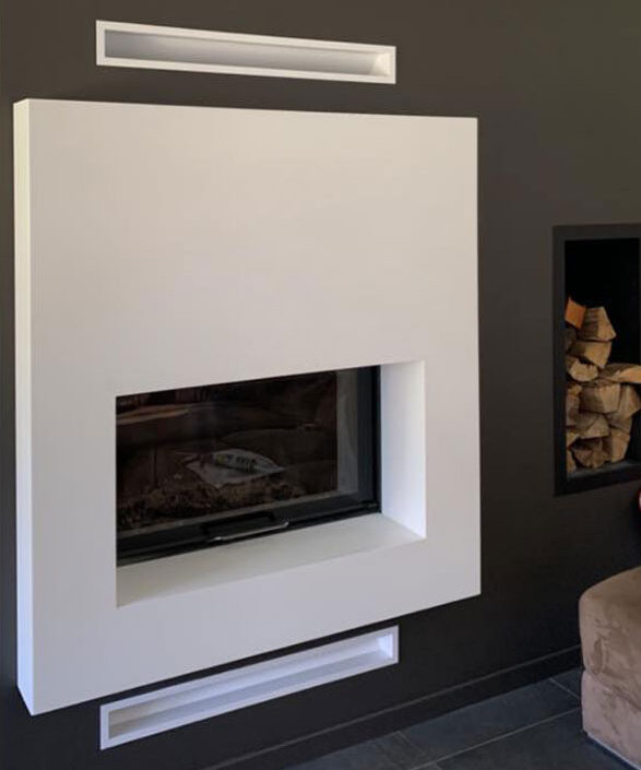 Cheminée moderne encastrée par Cheminées des Pyrénées à Séméac dans un salon contemporain blanc et noir,