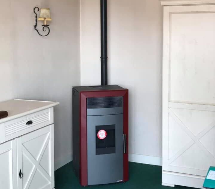 Poêle moderne installé par Cheminées des Pyrénées à Séméac dans un salon lumineux au style sobre et chaleureux,