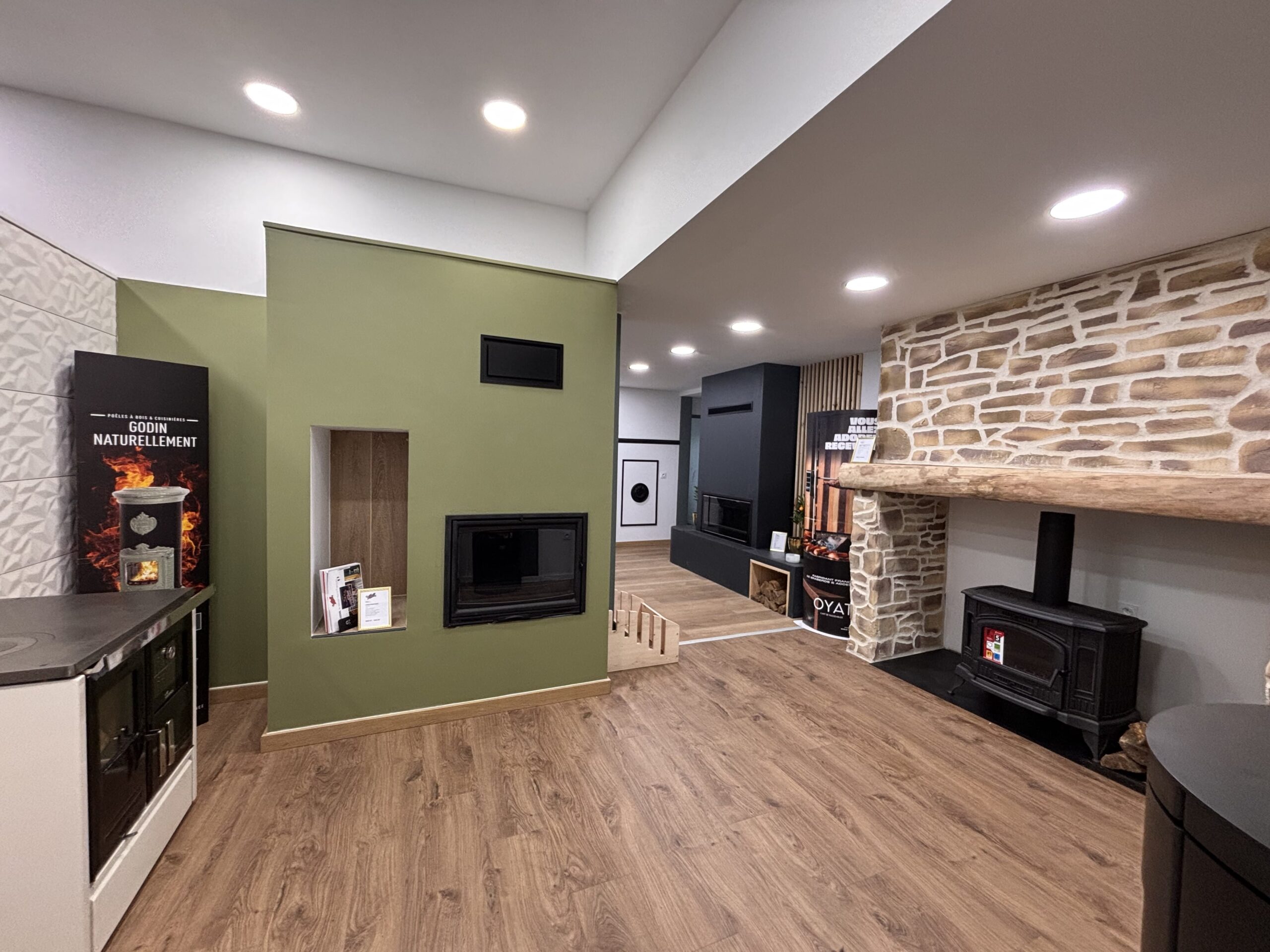 Showroom moderne Cheminées des Pyrénées à Séméac avec poêles design et cheminée murale ambiance élégante,