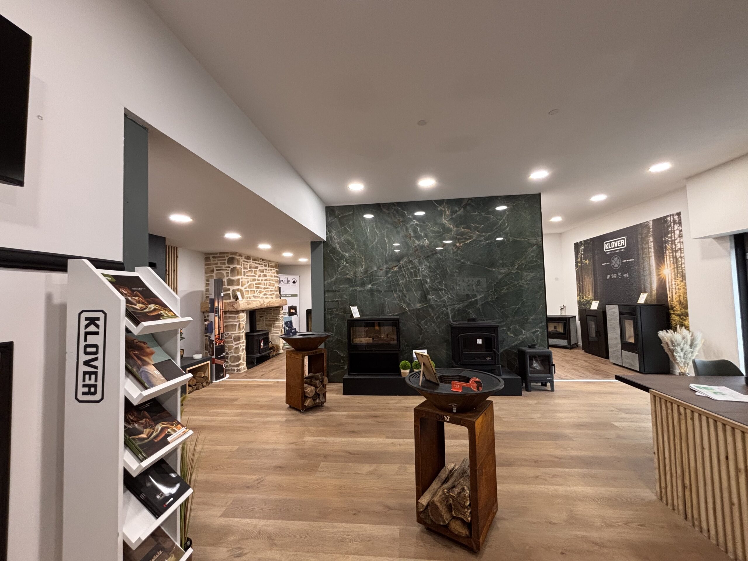 Showroom Cheminées des Pyrénées à Séméac avec poêles, cheminées design et décoration chaleureuse,