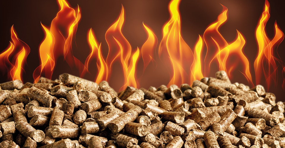 granulés de bois chauffant devant flammes pour Cheminées des Pyrénées à Séméac,